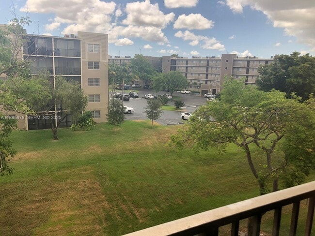 Building Photo - 8550 N Sherman Cir Unit 403