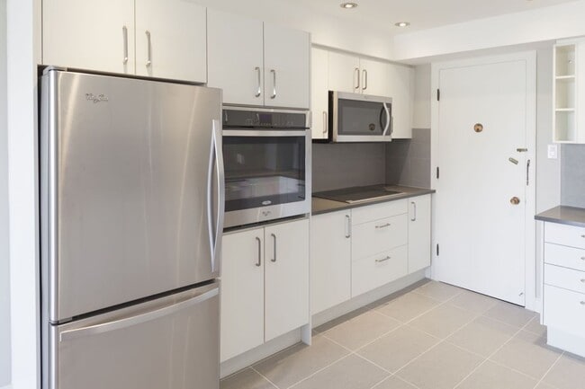 Building Photo - 3468 Rue Drummond Unit 802