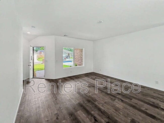 Photo - 7113 S Maple Ave