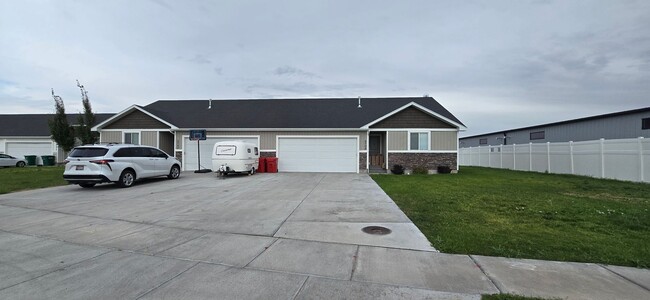 Building Photo - 5 Bedroom 3 Bathroom Home In Idaho Falls, ...