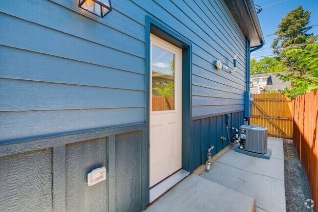Building Photo - 2629 1/2 N Vine St Rental