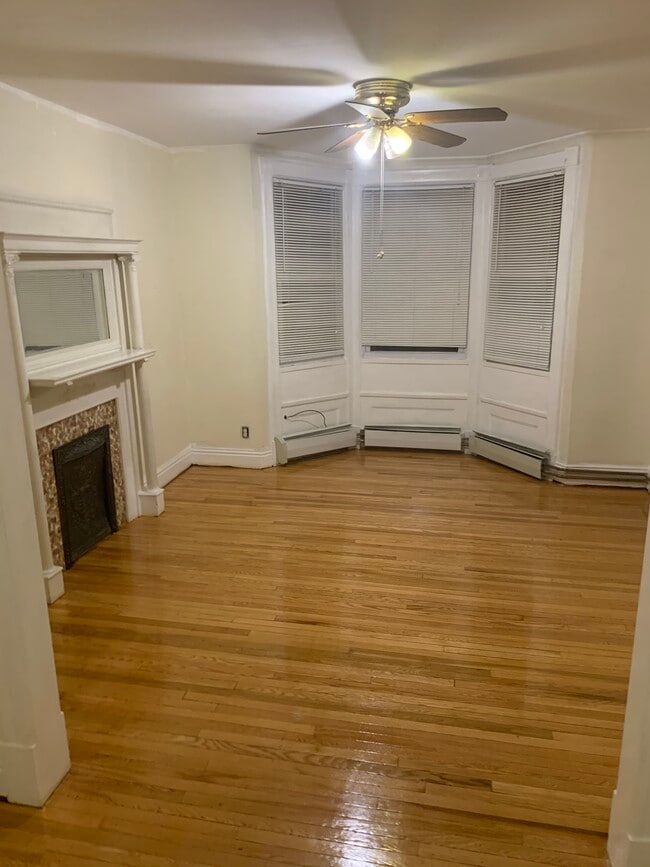 Building Photo - 1208 6th Ave Unit 2