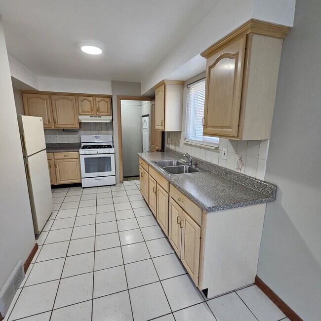 Photo - 3 Bedroom Ranch, Eat-In Kitchen, All Appliances, Big Basement with Extra Storage, 2 Car Garage.