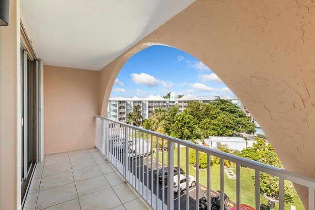 Photo - 3 Bedroom, 2 Bathroom Unfurnished Condo for a 1 year lease!