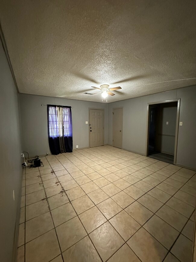 Photo - 105 Wells Dr