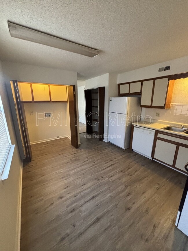 Building Photo - 1008 NE Lindsay Ave Unit D