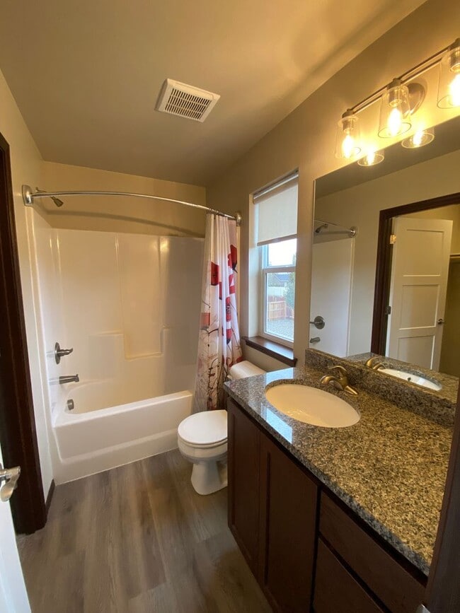 Photo - Beautiful 3 Bedroom 2.5  Bathroom Townhome w/ 2-car Garage - in the Eastmont School District!