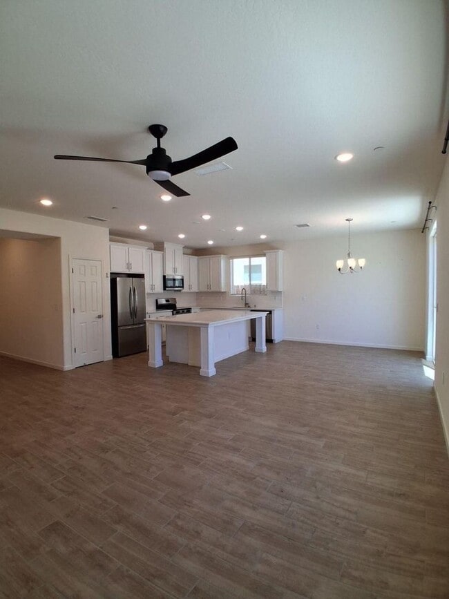 Building Photo - Solar Included! Spacious Single-Story Fresno Home with Den & 2-Car Garage!