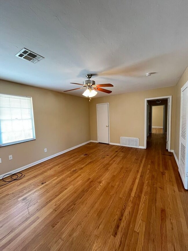Large 2 Bed 1.5 Bath 1 Covered Carport in the Morris Will Roger Park Addn