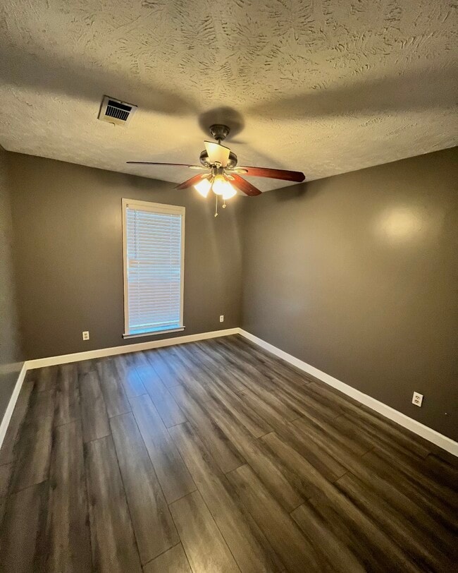 Photo - 6927 Bluegrass Stakes