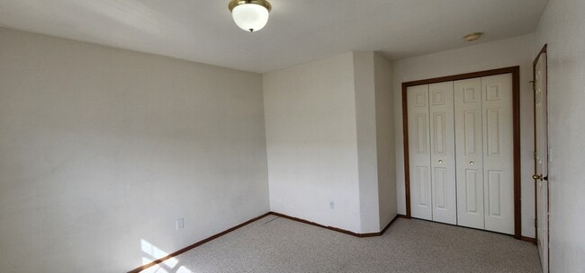 Building Photo - 1326 S Skyline Dr