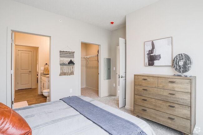 2BR, 2BA - 1055SF