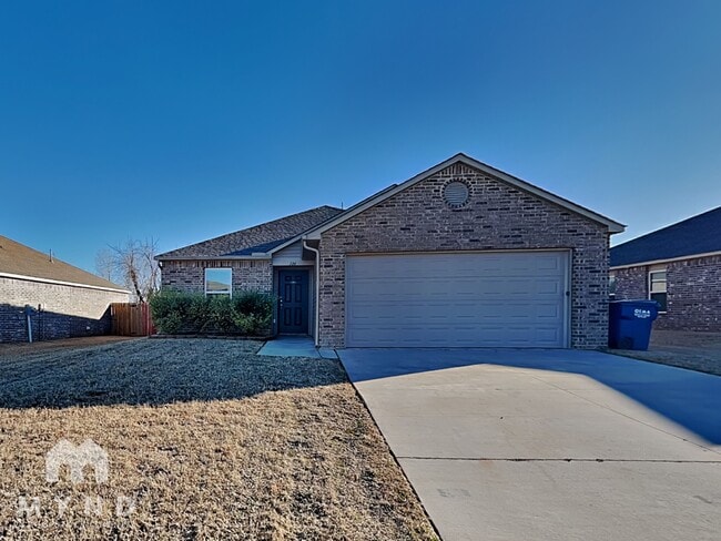 Building Photo - 726 W Lola Dr