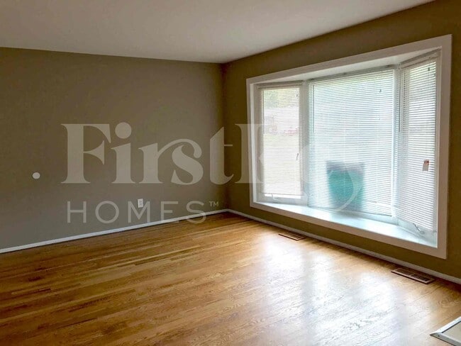 Photo - 910 Claver Ln