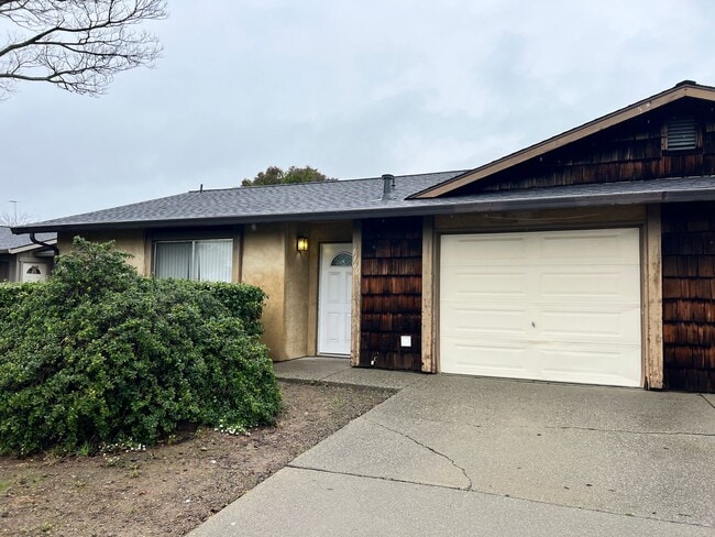 Building Photo - 1160/1162 Lisa Court Unit 1160 LI