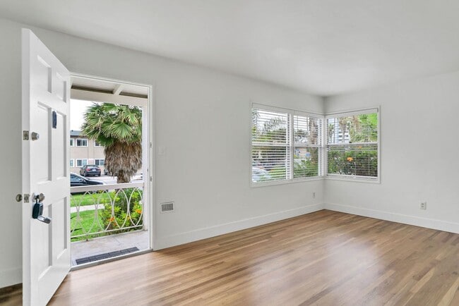 Building Photo - Chalcedony St Triplex 810-812 Unit Chalcedony St 812 Rental