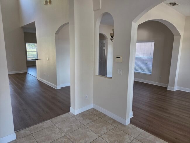 Photo - 2819 Roseglen Way