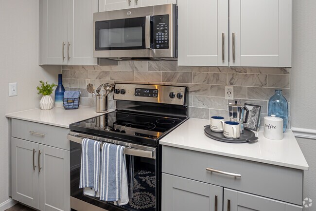 2BR, 2BA - 1,000SF Ground Floor