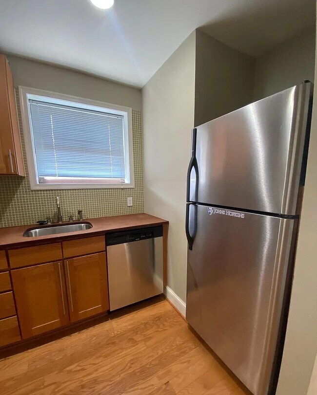 Photo - 1014-1018 N Charles St