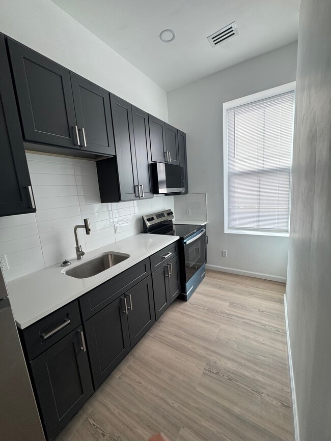 Building Photo - 839 S Jackson St Unit 6