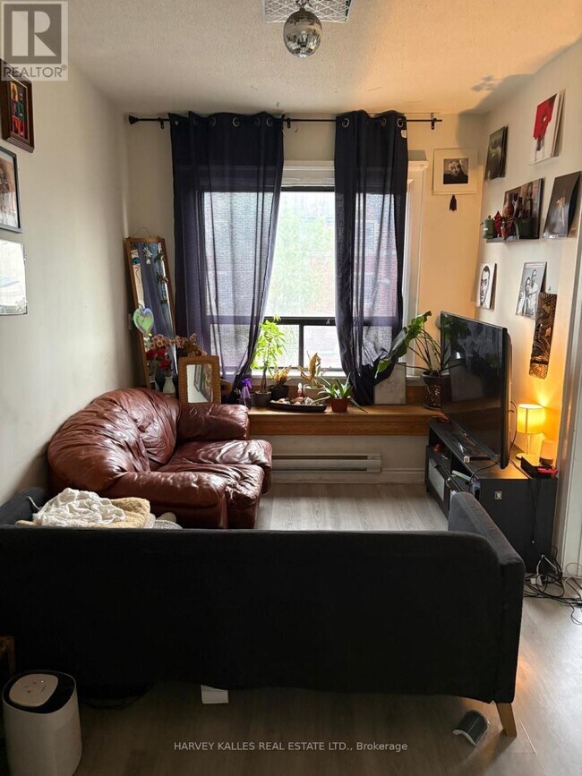 Photo - 930 St Clair Ave W