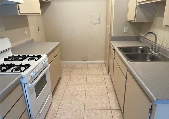 16626 Shenandoah Ave Unit 3