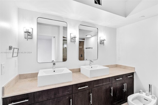 Photo - 5900 Collins Ave Unidad 1906