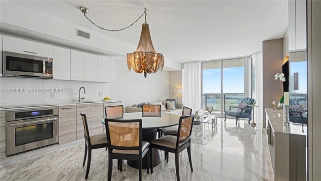 Building Photo - 1300 Brickell Bay Dr