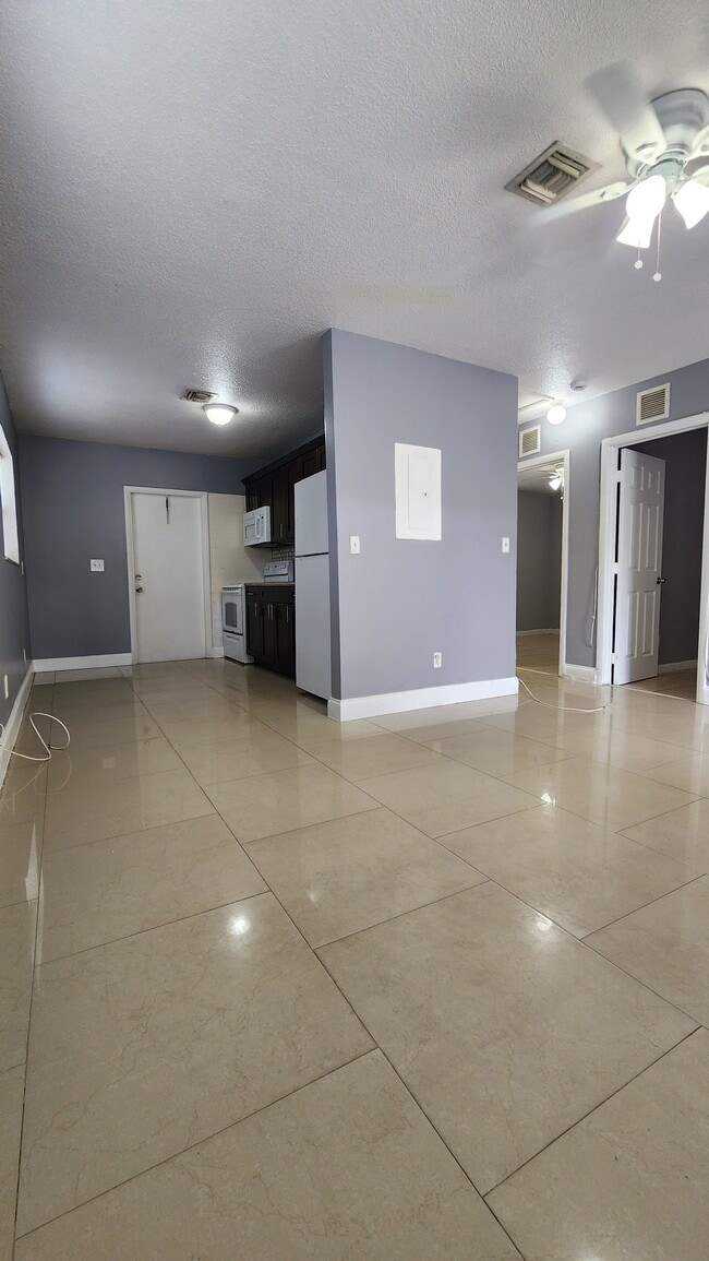 Photo - 2221 NW 4th Ct Apartments Unit 2