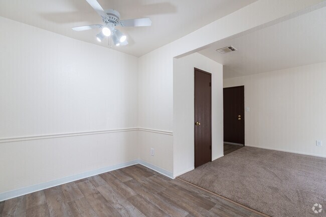 1BR, 1BA - 680SF - Living Room - Oakwood Village