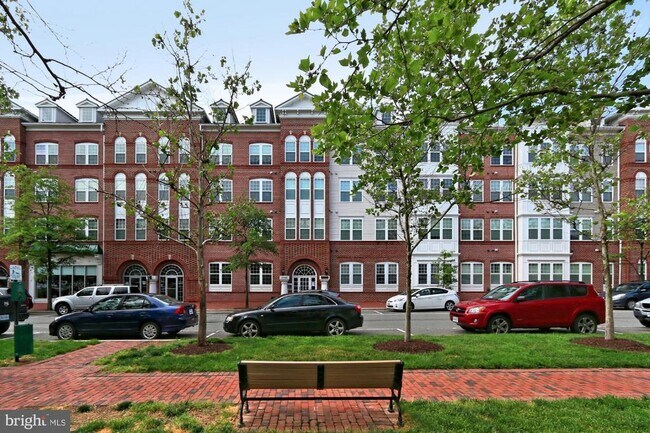 Building Photo - 4950 Brenman Park Dr Unit 101