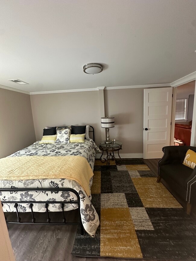 Queen size bed - 464 Holly St NW Unit Wanda Barlow