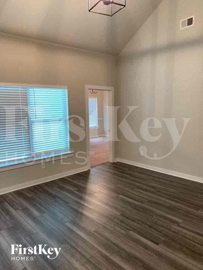 Photo - 305 Avalon Wy