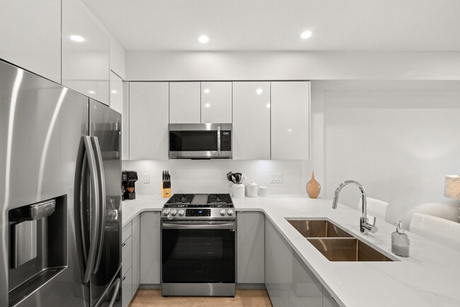 Building Photo - 2649 James St