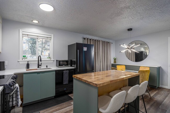 Photo - 9465 S Streatham Rd Unit Upstairs