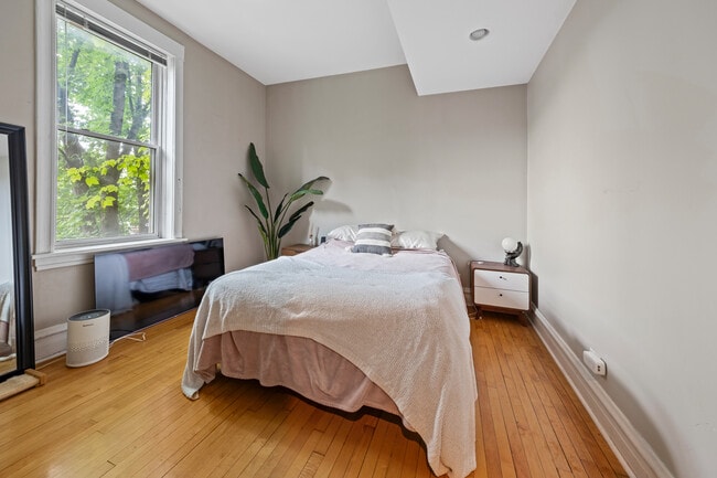Photo - 2335 N Oakley Ave Unidad 2