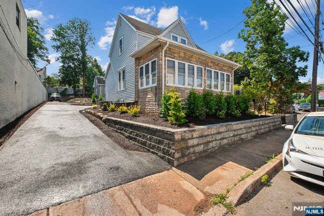 Building Photo - 567 S Broad St Rental