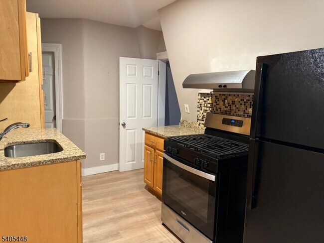 Photo - 1635 Union Turnpike