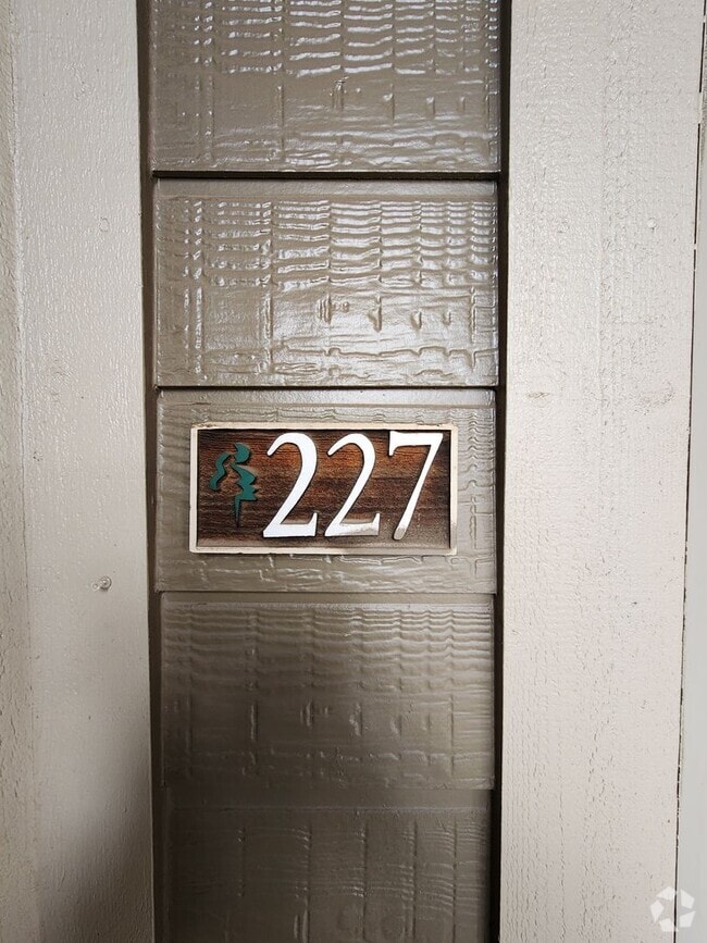 Building Photo - 2-Bedroom, 2-Bathroom Condo in Sunnyside- ... Unit 5  #227