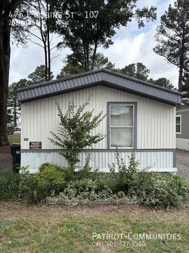 Photo - 475 E Robins St