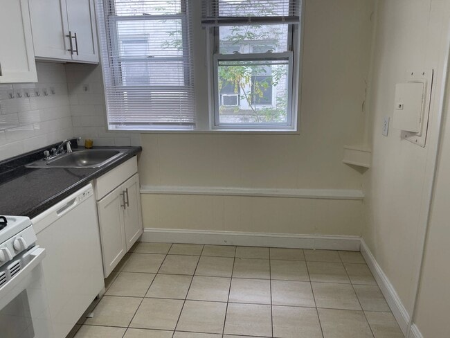 Photo - Nice sunny 2 bed , Big bedrooms with Heat and Hot water Inc  1 FREE MONTH RENT  Easy choice $883 ...