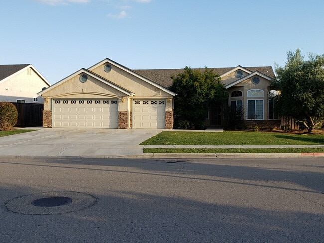 Building Photo - GORGEOUS! Sanger 4/2 With 3 Car Garage!