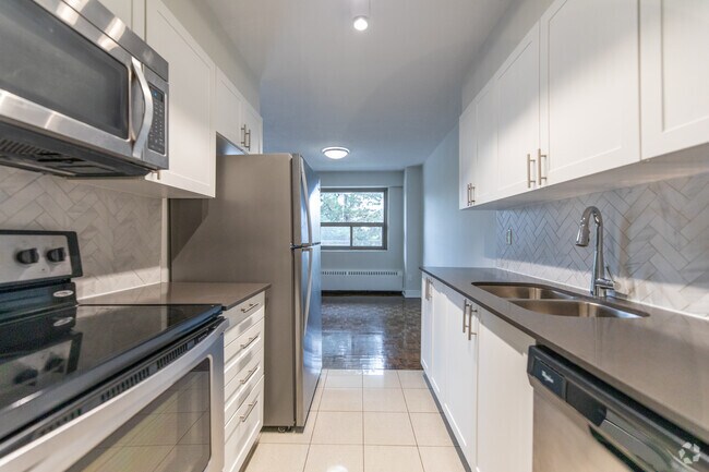 2BR, 1BA - 926SF - Kitchen