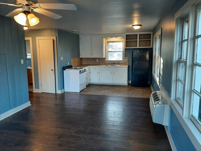 Photo - 609 N Oak St
