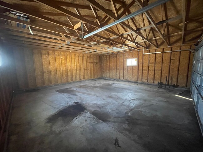 Photo - Spacious 2 bed, 1 bath home for rent in NE Waterloo available IMMEDIATELY .