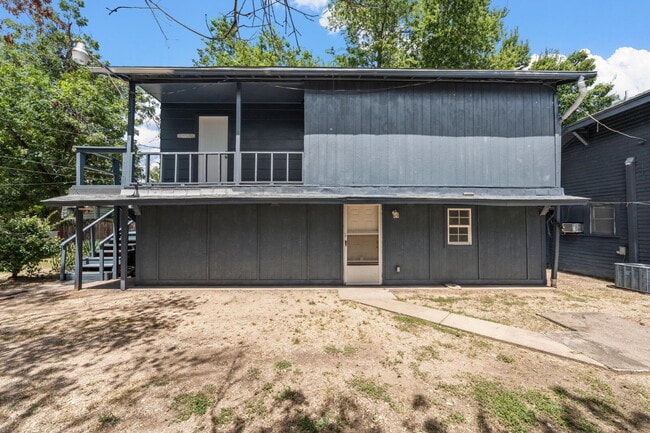 Building Photo - Updated 1-Bed Apartment with Private Entry and Huge Storage Room