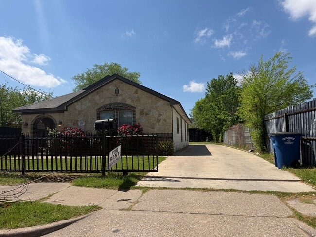 Building Photo - Come and see this well-kept beautiful home today!