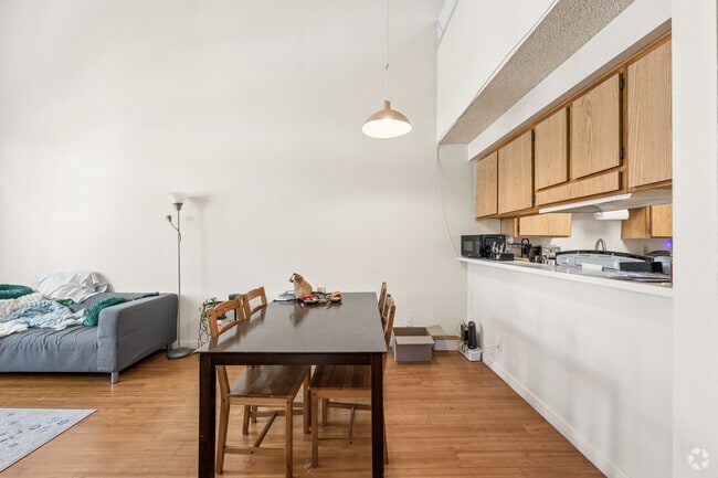 3 habitaciones, 1 baño - 1000 pies cuadrados - Comedor - Diamond Head Apartments
