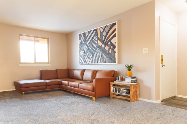 Building Photo - Beautifully Updated 2-Bedroom in Grove Par... Unit 4016 N. Rogers Ave