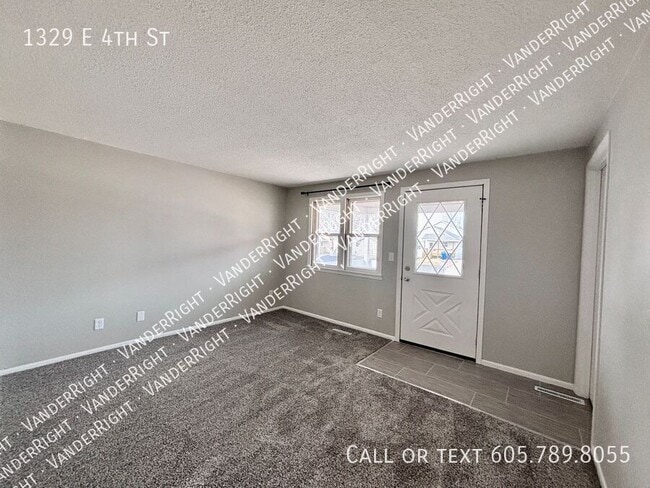 Photo - 1329 E 4th St